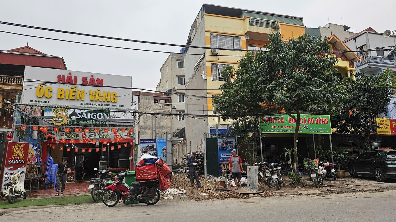 Giá vật liệu xây dựng tăng cao khiến nhiều nhà dân thi công cầm chừng hoặc tạm hoãn kế hoạch xây nhà. 'Bão giá' vật liệu xây dựng, nhiều người không dám xây nhà - Ảnh 1.