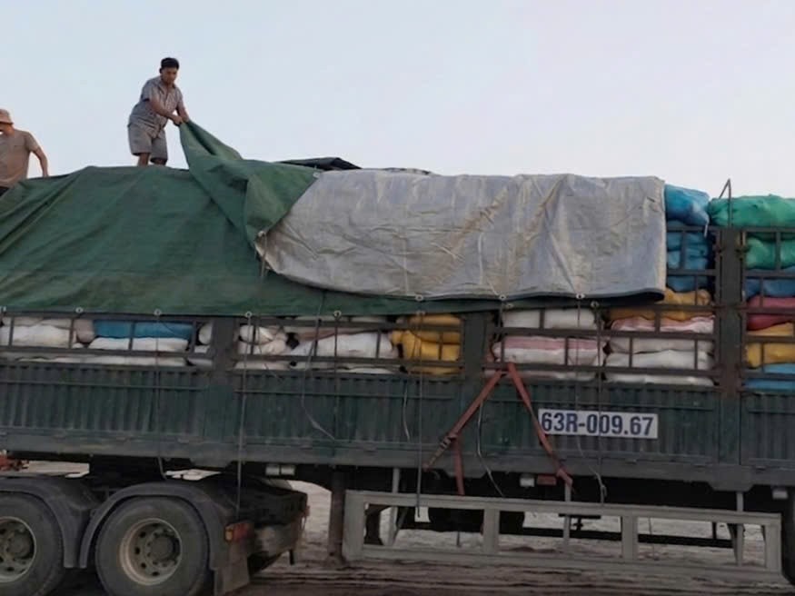 Lực lượng chức năng kiểm tra xe đầu kéo vi phạm. Giao xe cho nữ tài xế chạy quá tốc độ trên cao tốc, chủ xe bị phạt 17 triệu đồng - Ảnh 2.