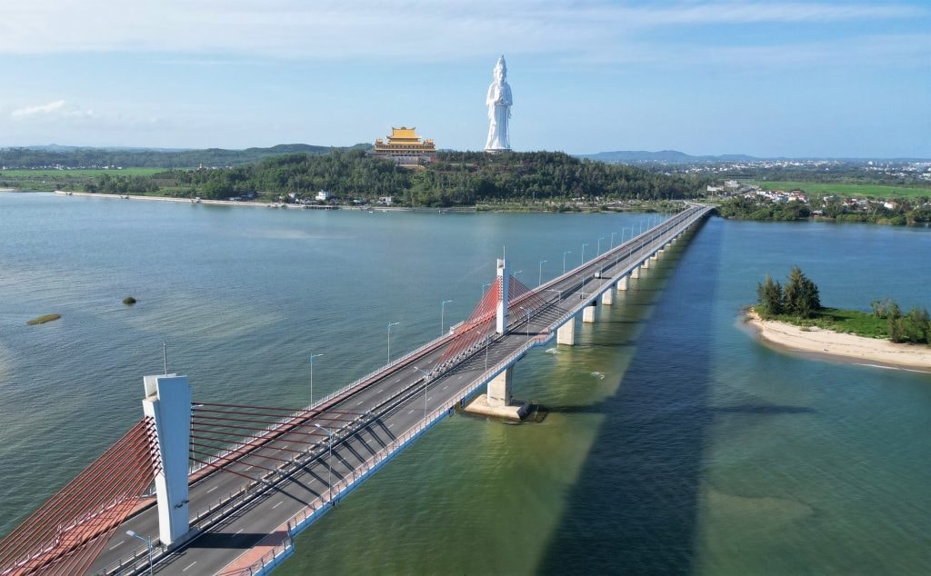Việt Nam sở hữu công trình tâm linh đồ sộ, cao nhất Đông Nam Á: Tọa lạc trên đỉnh núi mang hình dáng 'tuấn mã vượt sông'- Ảnh 1. Việt Nam sở hữu công trình tâm linh đồ sộ, cao nhất Đông Nam Á: Tọa lạc trên đỉnh núi mang hình dáng 'tuấn mã vượt sông'- Ảnh 1.