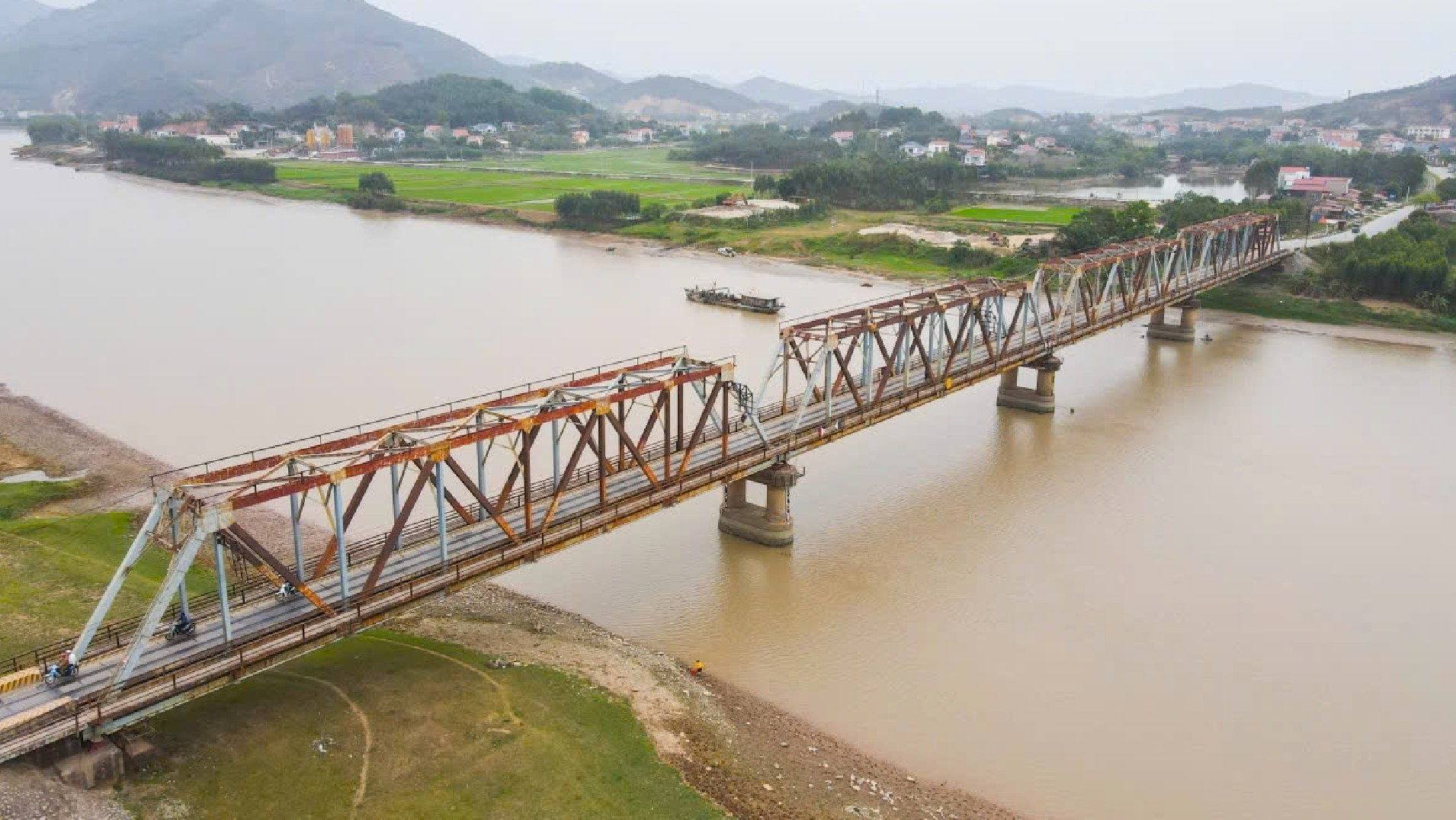Chỉ vài tháng nữa, cây cầu thay thế cây cầu duy nhất ở Việt Nam có đường sắt chung đường bộ chính thức vận hành- Ảnh 1. Chỉ vài tháng nữa, cây cầu thay thế cây cầu duy nhất ở Việt Nam có đường sắt chung đường bộ chính thức vận hành- Ảnh 1.