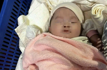 Bé sơ sinh bị bỏ rơi trước cổng nhà dân, kèm thư tay 'con là sinh viên, trót dại'