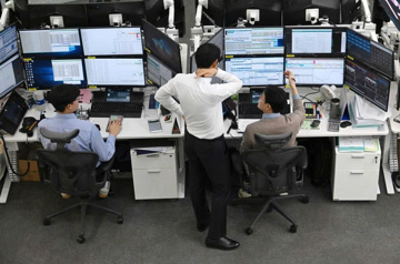 Cổ phiếu ‘bốc hơi’ 12%, đồng nội tệ chạm đáy, người dân tranh nhau mua túi rác: Chuyện gì đang xảy ra tại nền kinh tế thứ 4 châu Á?