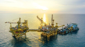 Nền kinh tế số 1 Đông Nam Á chỉ còn đủ xăng dầu dùng trong 28 ngày, cuống cuồng tìm mua nhiên liệu