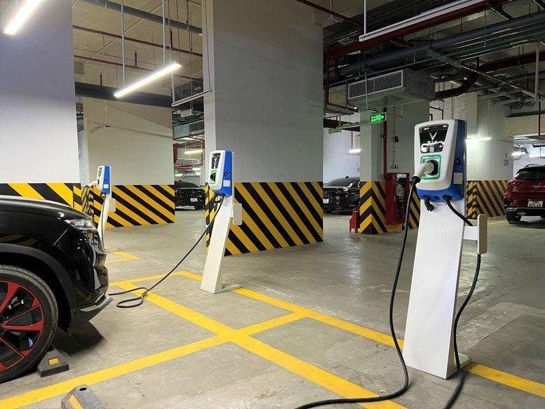 Thủ tướng chỉ đạo phát triển trạm sạc xe điện tại các khu chung cư (ảnh minh họa). Thủ tướng chỉ đạo phát triển trạm sạc xe điện tại chung cư - Ảnh 1.