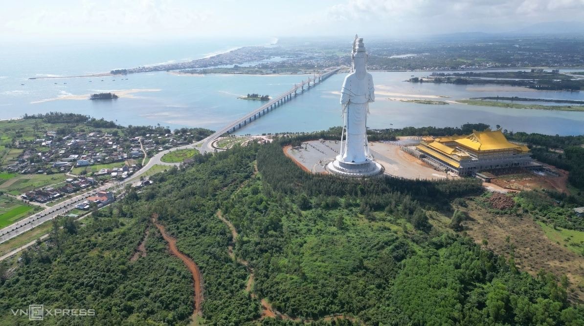 Việt Nam sở hữu công trình tâm linh đồ sộ, cao nhất Đông Nam Á: Tọa lạc trên đỉnh núi mang hình dáng 'tuấn mã vượt sông'- Ảnh 2. Việt Nam sở hữu công trình tâm linh đồ sộ, cao nhất Đông Nam Á: Tọa lạc trên đỉnh núi mang hình dáng 'tuấn mã vượt sông'- Ảnh 2.