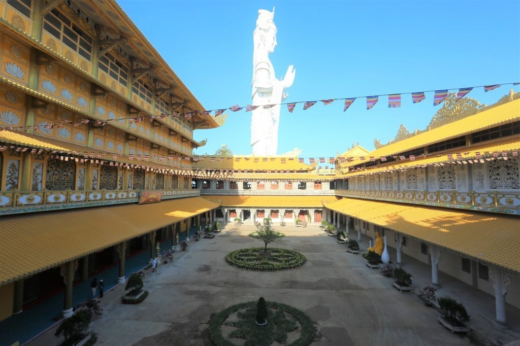 Việt Nam sở hữu công trình tâm linh đồ sộ, cao nhất Đông Nam Á: Tọa lạc trên đỉnh núi mang hình dáng 'tuấn mã vượt sông'- Ảnh 6. Việt Nam sở hữu công trình tâm linh đồ sộ, cao nhất Đông Nam Á: Tọa lạc trên đỉnh núi mang hình dáng 'tuấn mã vượt sông'- Ảnh 6.