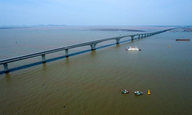 Lần đầu tiên trong lịch sử, Việt Nam làm cầu vượt biển dài 18km với tổng vốn gần 26.000 tỷ: <a style='text-decoration: none;' href='/TOP'>TOP</a> 3 Đông Nam Á, xóa bỏ hoàn toàn kỷ lục trước đó- Ảnh 1.