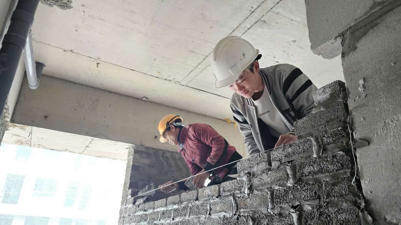 Biến động giá vật liệu xây dựng đang ảnh hưởng đáng kể tới tiến độ thi công dự án. 'Bão giá' vật liệu xây dựng, nhiều người không dám xây nhà - Ảnh 2.