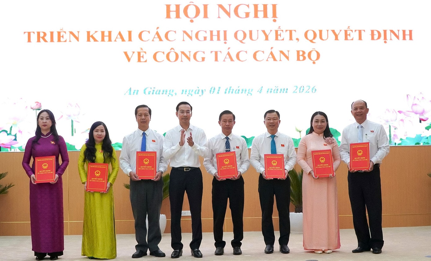 Thường trực HĐND tỉnh An Giang công bố nghị quyết về công tác cán bộ - Ảnh 1.