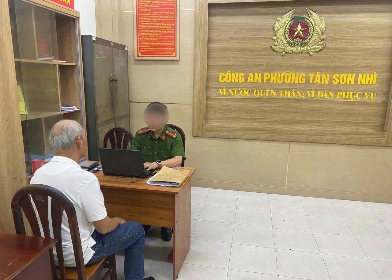 Khởi tố 2 người đánh nhau giữa đường sau va chạm giao thông - Ảnh 4.