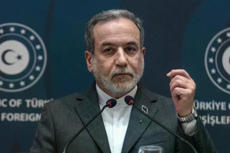 Ngoại trưởng Iran Abbas Araghchi. Iran tuyên bố sẵn sàng cho các cuộc tấn công trên bộ, khẳng định ‘không tin Mỹ’ - Ảnh 1.