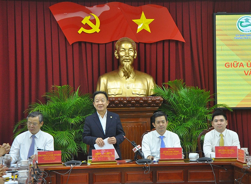 Doanh nhân Đỗ Quang Hiển tại buổi ký kết. Nguồn ảnh: Báo Cần Thơ Doanh nhân Đỗ Quang Hiển tại buổi ký kết. Nguồn ảnh: Báo Cần Thơ
