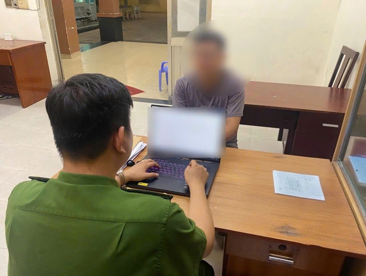 Khởi tố 2 người đánh nhau giữa đường sau va chạm giao thông - Ảnh 3.