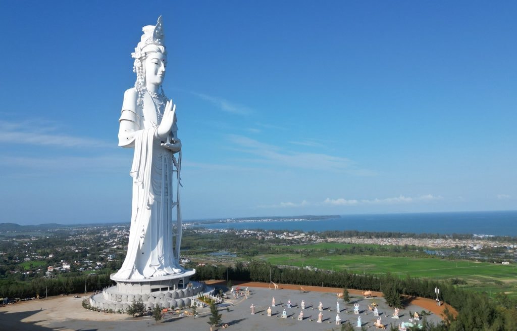 Việt Nam sở hữu công trình tâm linh đồ sộ, cao nhất Đông Nam Á: Tọa lạc trên đỉnh núi mang hình dáng 'tuấn mã vượt sông'- Ảnh 3. Việt Nam sở hữu công trình tâm linh đồ sộ, cao nhất Đông Nam Á: Tọa lạc trên đỉnh núi mang hình dáng 'tuấn mã vượt sông'- Ảnh 3.