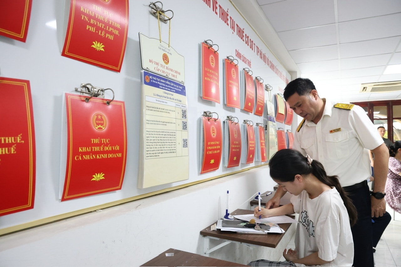bo-thue-khoan-cham-dut-viec-nup-bong-ho-kinh-doanh-de-tron-thue1764498867.jpg