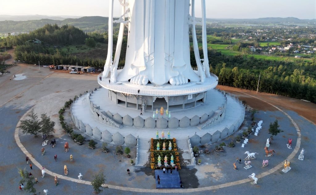 Việt Nam sở hữu công trình tâm linh đồ sộ, cao nhất Đông Nam Á: Tọa lạc trên đỉnh núi mang hình dáng 'tuấn mã vượt sông'- Ảnh 5. Việt Nam sở hữu công trình tâm linh đồ sộ, cao nhất Đông Nam Á: Tọa lạc trên đỉnh núi mang hình dáng 'tuấn mã vượt sông'- Ảnh 5.