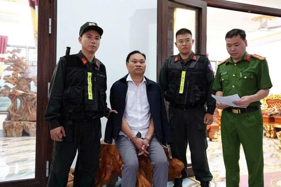 Chuyên án đặc biệt nghiêm trọng: Khởi tố 5 lãnh đạo xã và cán bộ địa chính, kiểm lâm - Ảnh 1.
