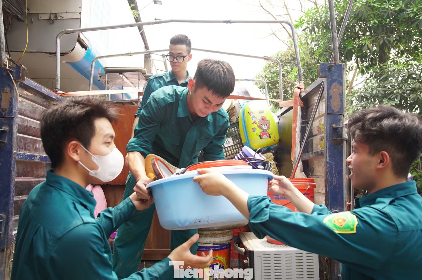 Các lực lượng hỗ trợ di chuyển đồ đạc cho người dân để bàn giao mặt bằng Hà Nội: Hỗ trợ 49 hộ dân dọn dẹp, tháo dỡ nhà để làm trụ cầu Tứ Liên - Ảnh 1.