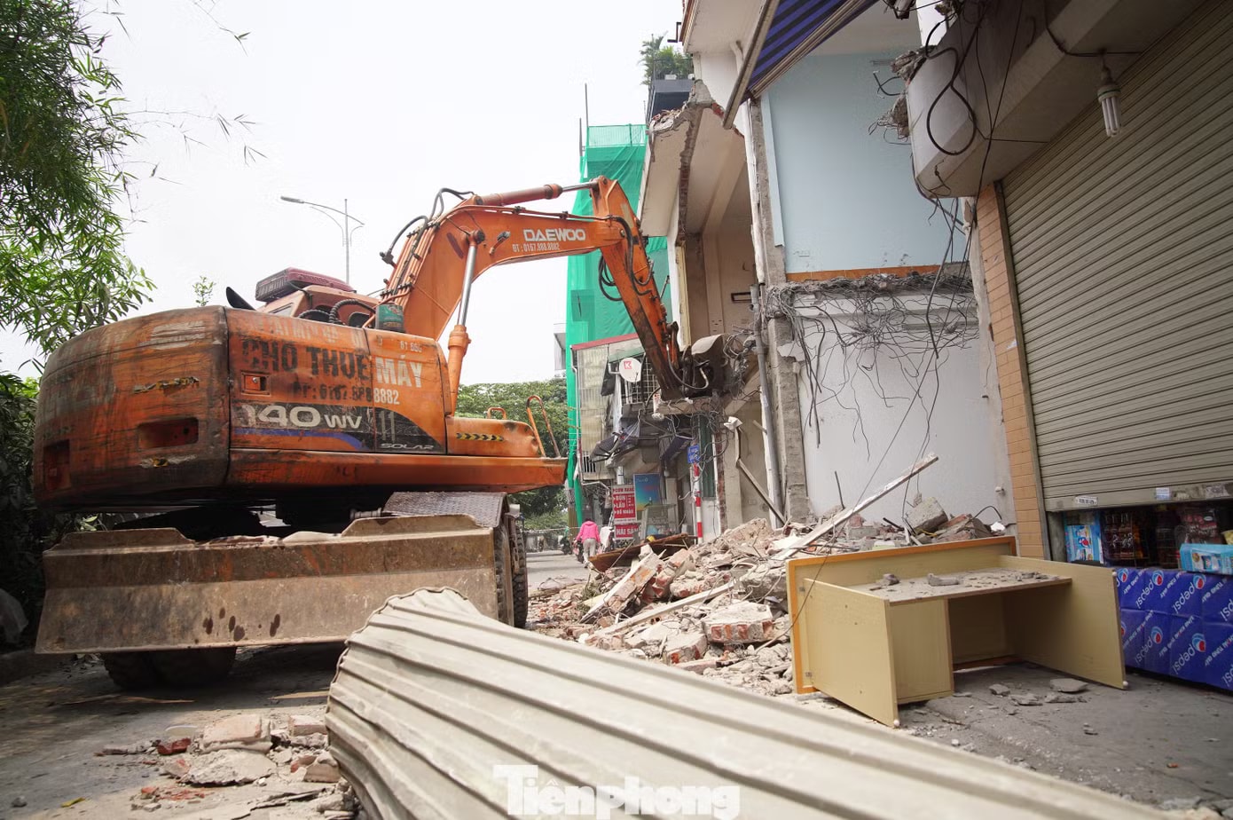 Sau khi dọn đồ đạc, máy xúc tiến hành phá dỡ ngay các công trình Hà Nội: Hỗ trợ 49 hộ dân dọn dẹp, tháo dỡ nhà để làm trụ cầu Tứ Liên - Ảnh 5.