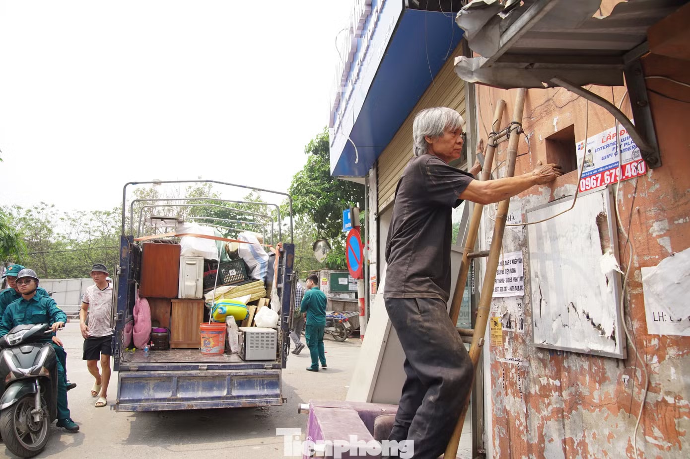 Xe tải lớn nhỏ chất đầy đồ đạc di chuyển khỏi khu vực ngõ 310 Nghi Tàm Hà Nội: Hỗ trợ 49 hộ dân dọn dẹp, tháo dỡ nhà để làm trụ cầu Tứ Liên - Ảnh 3.