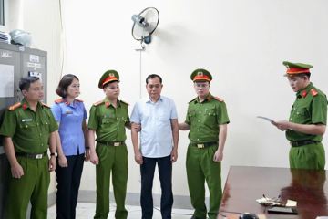 Khám xét nơi ở, nơi làm việc, bắt khẩn cấp Phó Chủ tịch phường Phúc Yên