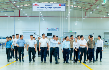 Thứ trưởng Bộ Xây dựng mục sở thị Kim Long Motor, ấn tượng với 'điều hiếm có' của hãng trong ngành ô tô Việt