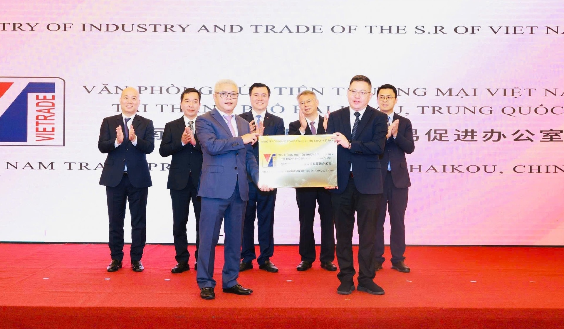 khai-truong-van-phong-xuc-tien-thuong-mai-viet-tai-hai-nam-trung-quoc-20260408182744.jpg