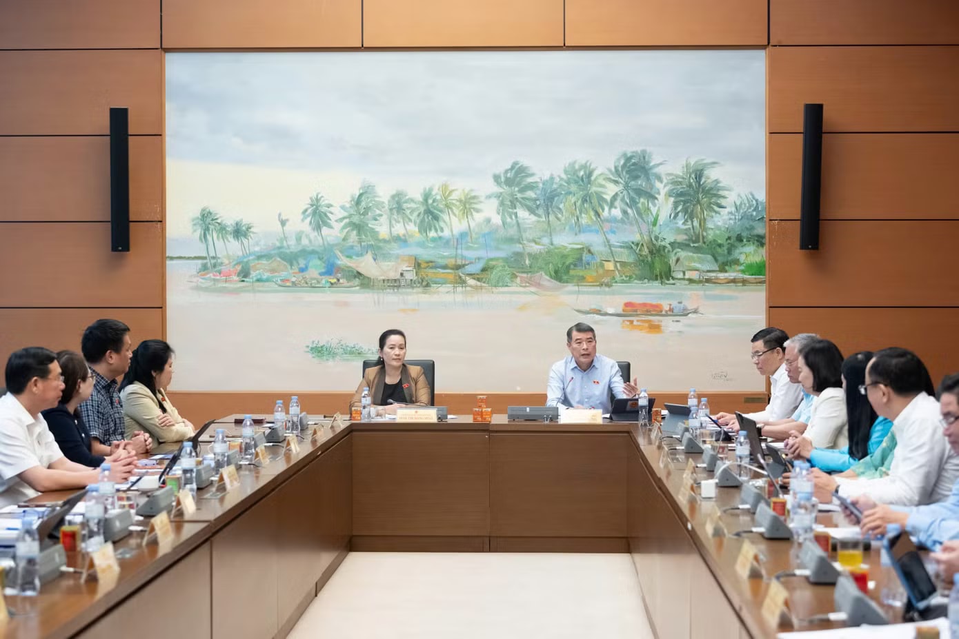 Các đại biểu tại phiên thảo luận ở tổ. Ảnh: Như Ý Thủ tướng Lê Minh Hưng: Thể chế vẫn là yếu tố then chốt, quyết định - Ảnh 2.