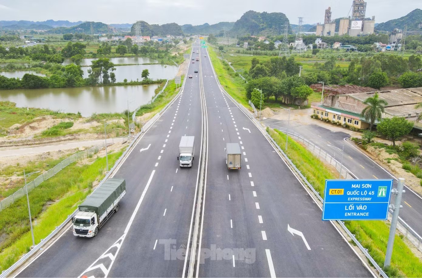 23 trạm dừng nghỉ từ Hà Nội đến Cà Mau và 268 km cao tốc qua địa hình phức tạp nhất miền Trung sẵn sàng phục vụ người dân dịp nghỉ lễ 30/4 - 1/5. Ảnh: Lộc Liên. Nhiều dự án cao tốc, trạm dừng nghỉ Bắc - Nam khai thác dịp 30/4 - Ảnh 1.
