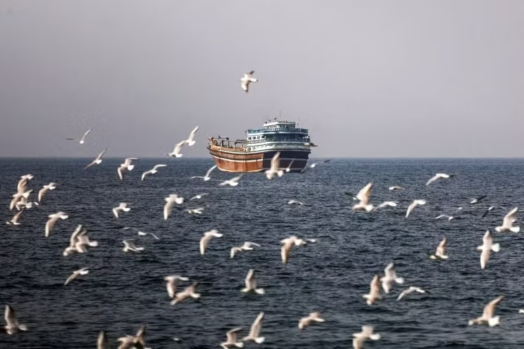 (Ảnh: Reuters) Iran chỉ cho phép tối đa 15 tàu đi qua eo biển Hormuz mỗi ngày - Ảnh 1.