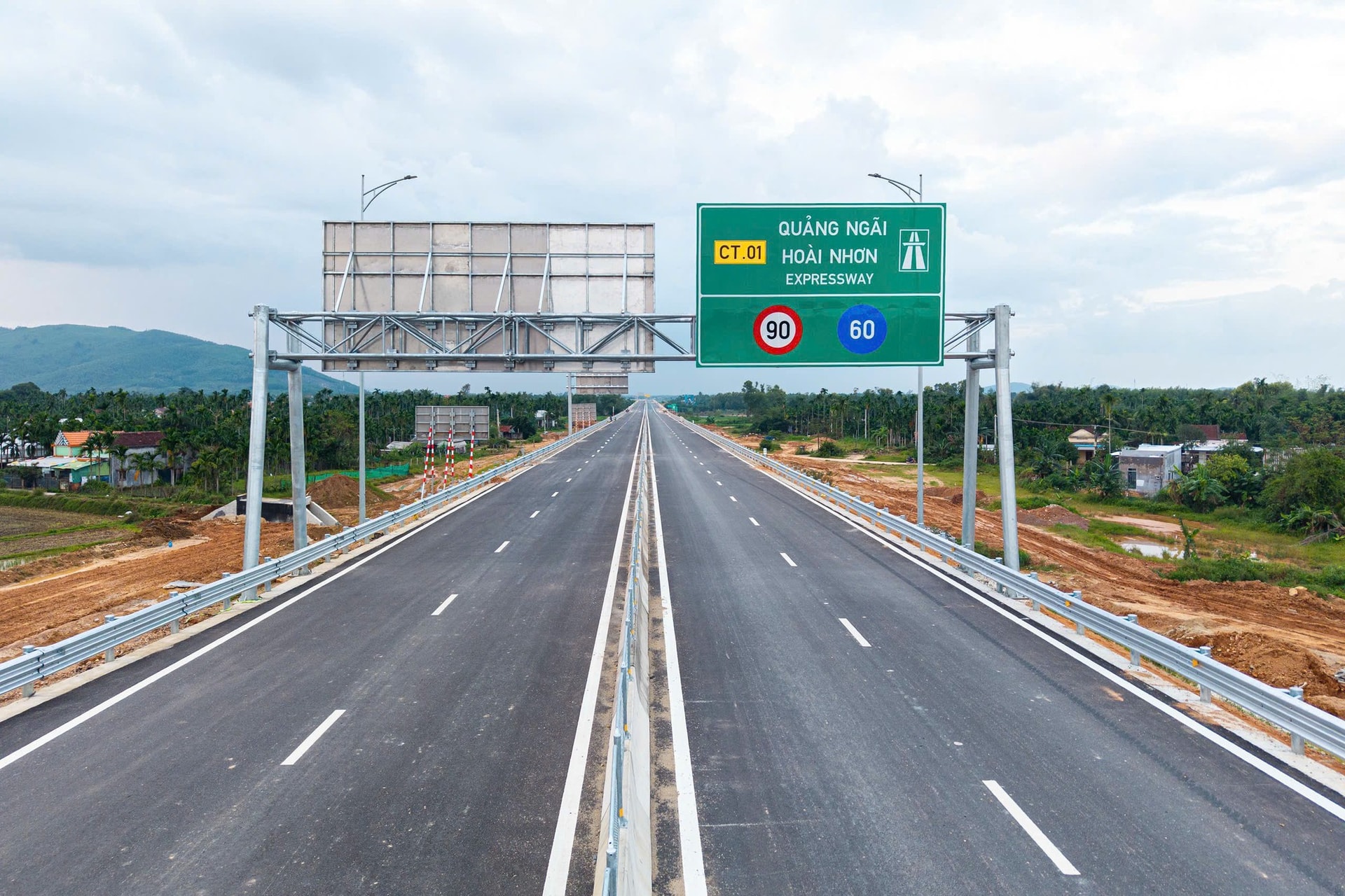 Toàn tuyến cao tốc Bắc - Nam sẽ được khai thác trước dịp lễ 30/4-1/5. Nguồn ảnh: Báo Chính phủ Toàn tuyến cao tốc Bắc - Nam sẽ được khai thác trước dịp lễ 30/4-1/5. Nguồn ảnh: Báo Chính phủ