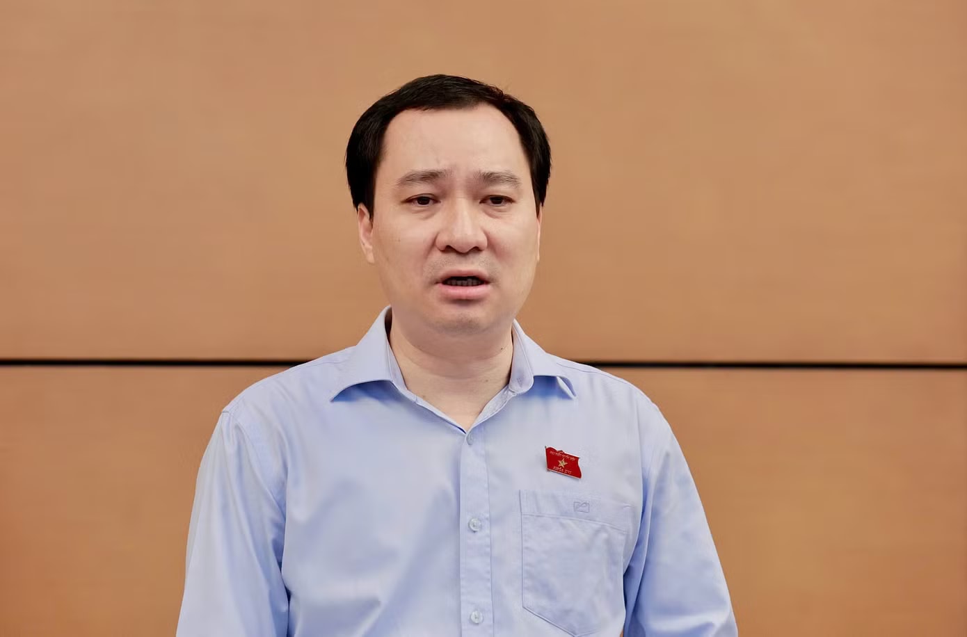 Đại biểu Vũ Văn Tiến (Đoàn Hải Phòng). Đại biểu QH trăn trở: Bao giờ Bệnh viện Bạch Mai, Việt Đức cơ sở 2 mới hoạt động? - Ảnh 1.