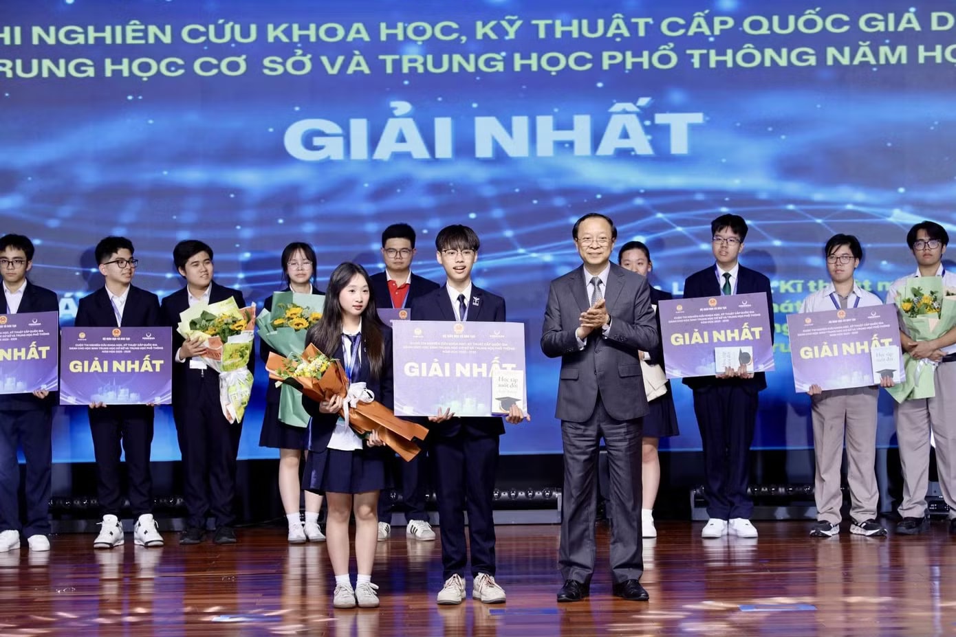 Lãnh đạo Bộ GD&ĐT trao giải Nhất cho các dự án năm nay. Sau lùm xùm thi khoa học kỹ thuật quốc gia: Bộ GD&ĐT đã làm gì? - Ảnh 2.