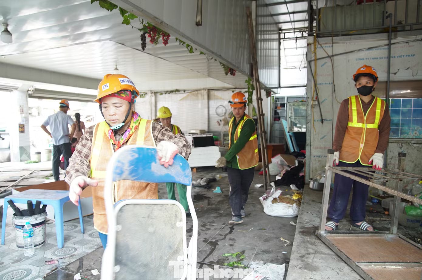 Một cửa hàng ăn được nhà thầu hỗ trợ di chuyển tài sản Hà Nội: Hỗ trợ 49 hộ dân dọn dẹp, tháo dỡ nhà để làm trụ cầu Tứ Liên - Ảnh 4.