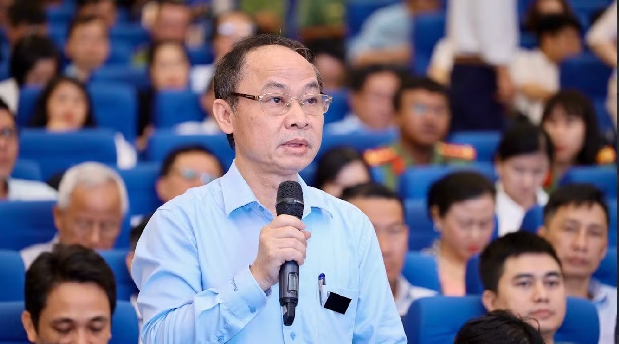 Ông Nguyễn Quang Tuấn, Phó Giám đốc Sở GD&ĐT Hà Nội thông tin tại hội nghị, sáng 10/4. Hà Nội muốn tổ chức kỳ thi tuyển sinh lớp 10 trên máy tính - Ảnh 1.
