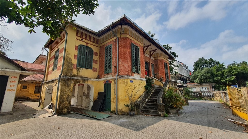 Sẽ phá dỡ căn biệt thự Pháp cổ hơn trăm tuổi sở hữu kiến trúc độc đáo, nằm ở khu 'đất vàng' tại TP trẻ nhất Việt Nam để làm khách sạn 800 tỷ- Ảnh 2. Sẽ phá dỡ căn biệt thự Pháp cổ hơn trăm tuổi sở hữu kiến trúc độc đáo, nằm ở khu 'đất vàng' tại TP trẻ nhất Việt Nam để làm khách sạn 800 tỷ- Ảnh 2.