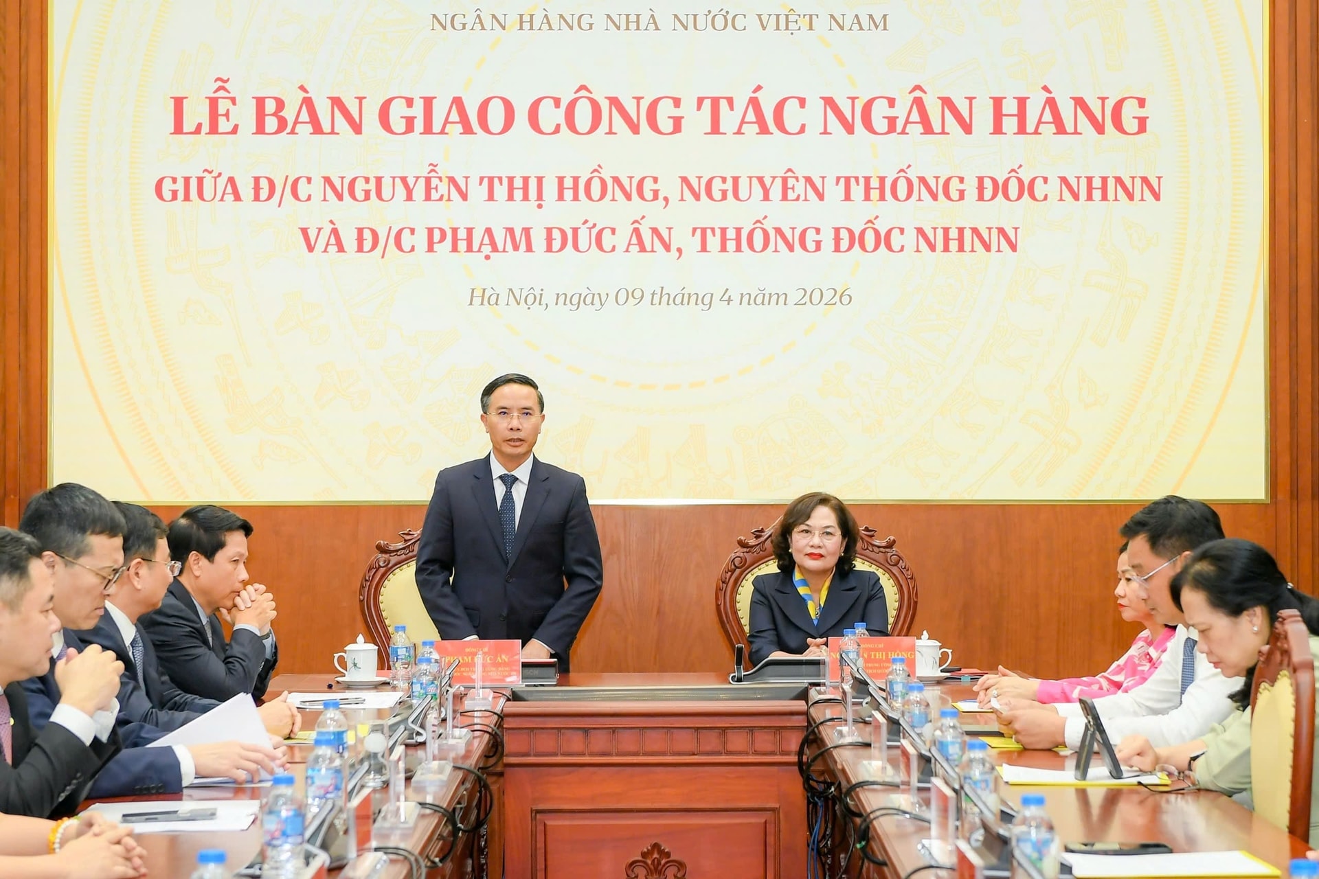 'Chuyển giao quyền lực' tại Ngân hàng Nhà nước: Phó Chủ tịch Quốc hội Nguyễn Thị Hồng bàn giao, tân Thống đốc NHNN Phạm Đức Ấn tiếp quản 'ghế nóng' - Ảnh 1.
