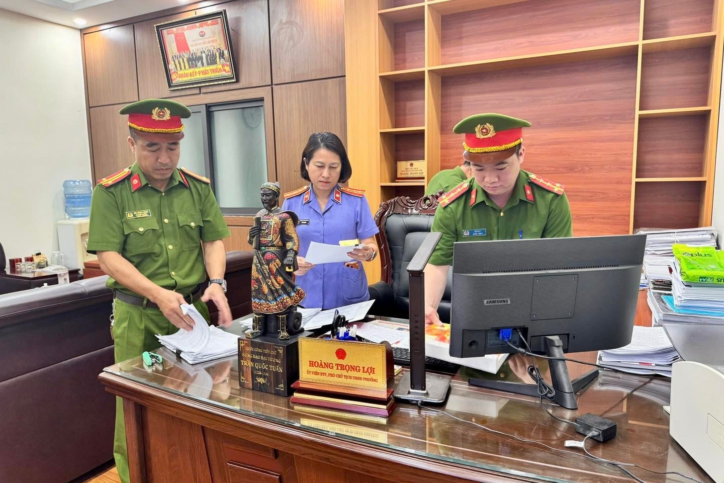 Khám xét nơi ở, nơi làm việc, bắt khẩn cấp Phó Chủ tịch phường Phúc Yên - Ảnh 2.