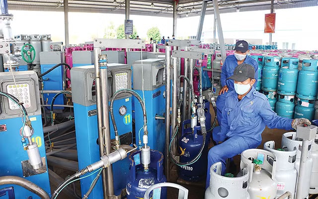 Thị trường gas hiện có nhiều tầng nấc trung gian nên để sản phẩm đến tay người dùng, giá thường bị đẩy lên cao. Nhập khẩu khí dầu mỏ hóa lỏng tăng mạnh, vì sao giá gas vẫn leo thang? - Ảnh 2.