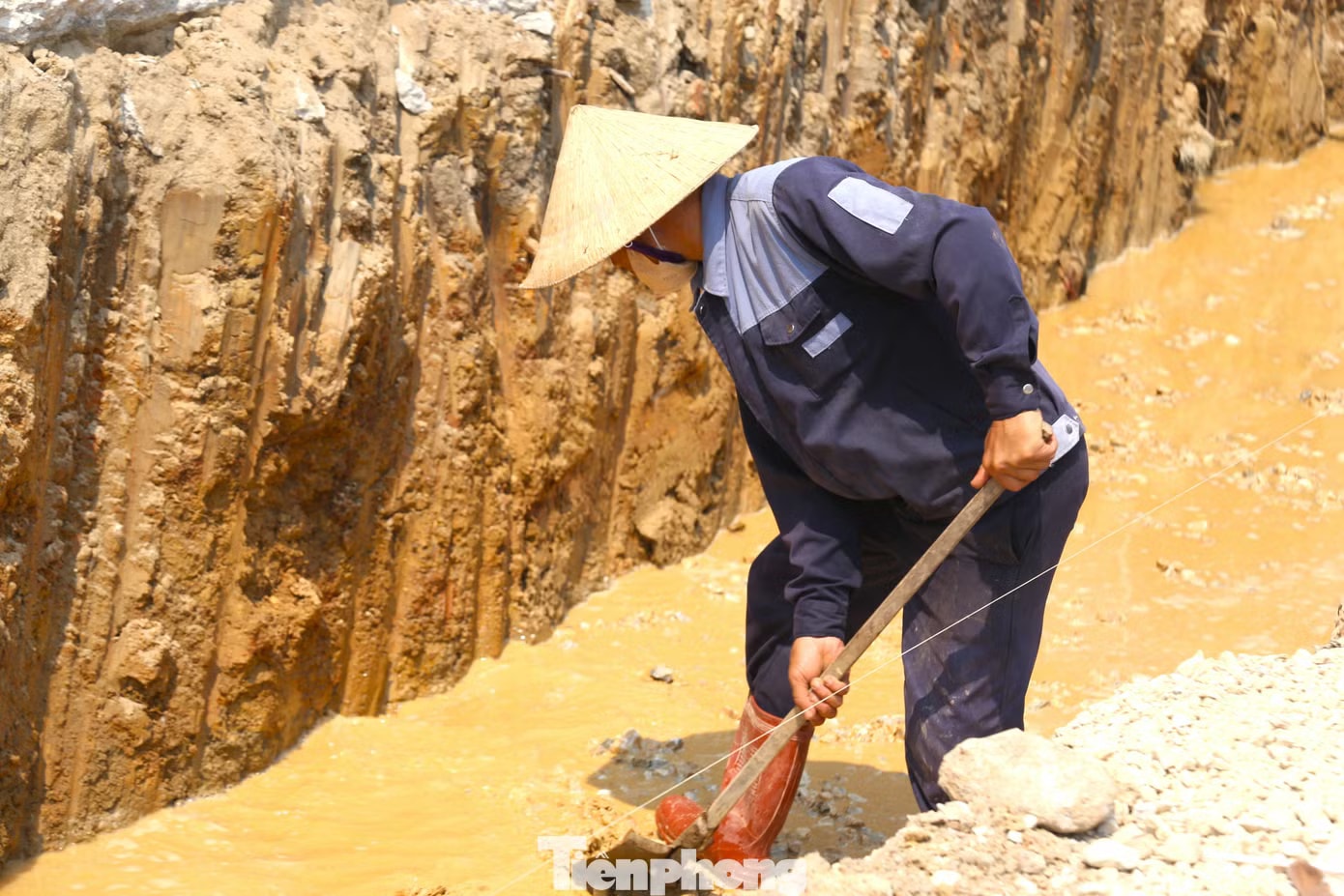 Nắng hơn 40 độ C, người lao động gồng mình mưu sinh - Ảnh 9.