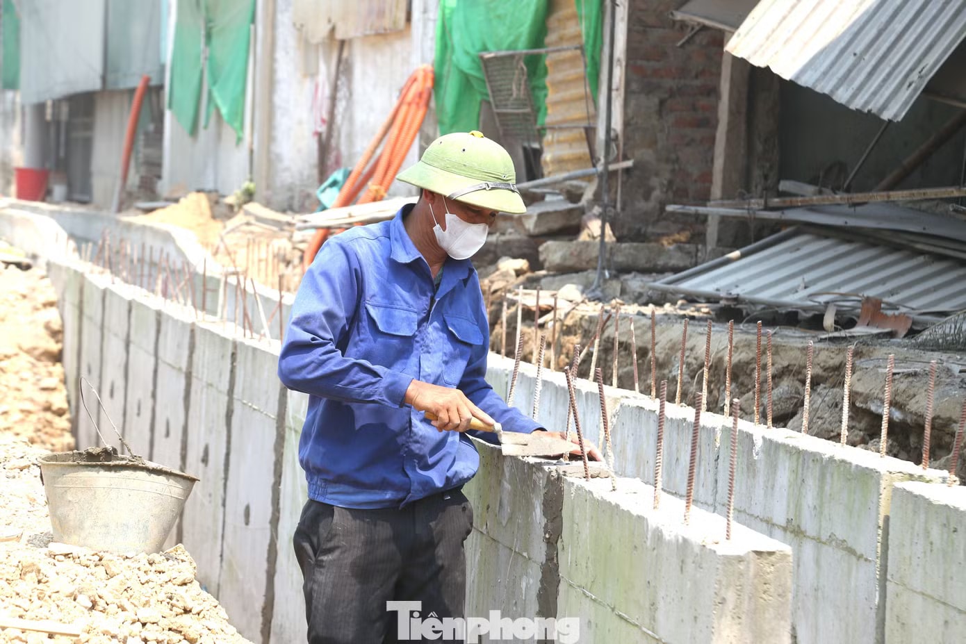 Nắng hơn 40 độ C, người lao động gồng mình mưu sinh - Ảnh 8.