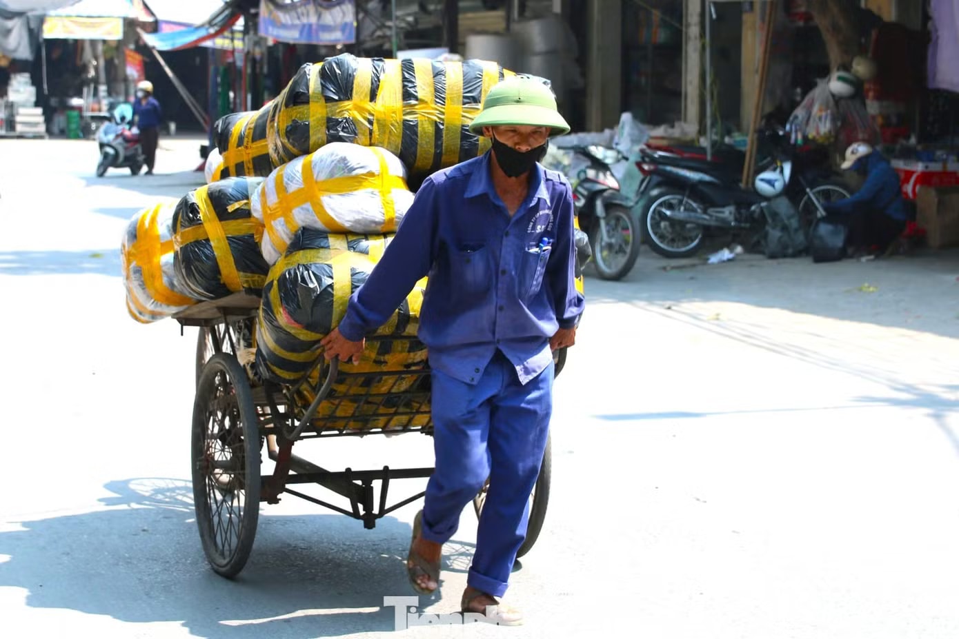 Nắng hơn 40 độ C, người lao động gồng mình mưu sinh - Ảnh 13.