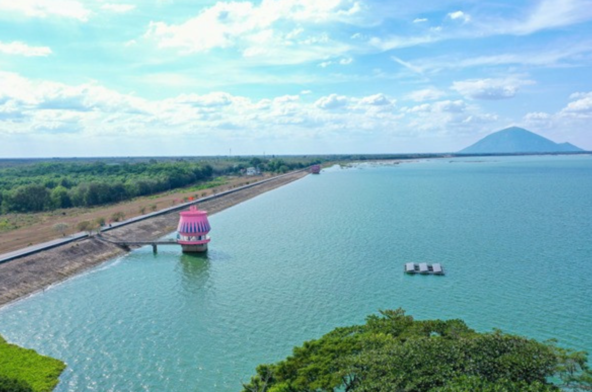 Việt Nam sắp xây dựng khu du lịch sinh thái 18.000 tỷ, nằm ngay gần hồ nước nhân tạo rộng gấp 2.000 lần hồ Gươm- Ảnh 1. Việt Nam sắp xây dựng khu du lịch sinh thái 18.000 tỷ, nằm ngay gần hồ nước nhân tạo rộng gấp 2.000 lần hồ Gươm- Ảnh 1.