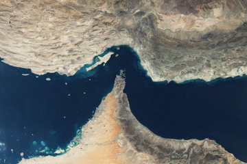 Hàng trăm tàu vẫn mắc kẹt, thị trường dầu đối diện rủi ro mới