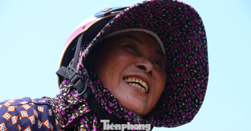 Nắng hơn 40 độ C, người lao động gồng mình mưu sinh