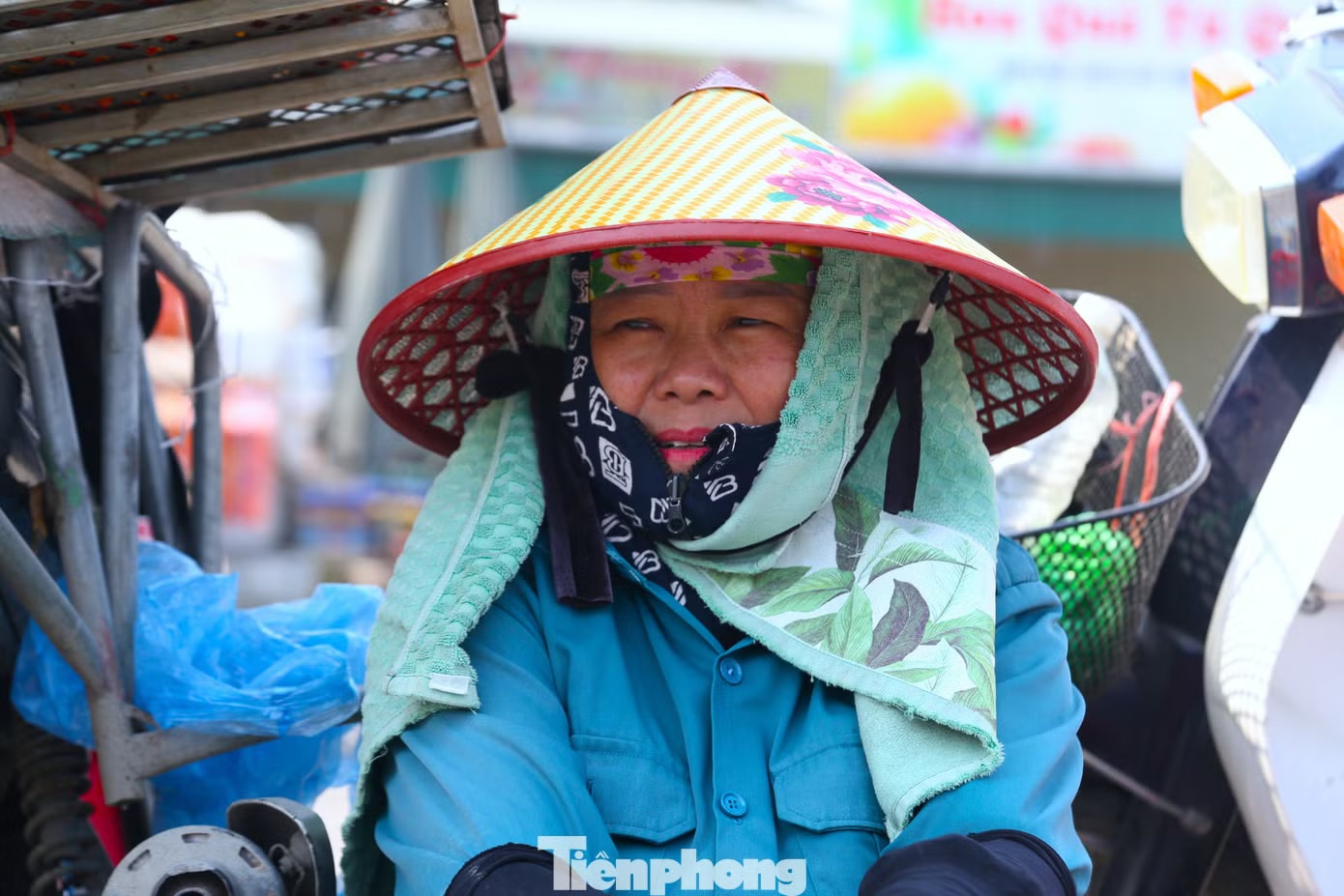 Nắng hơn 40 độ C, người lao động gồng mình mưu sinh - Ảnh 12.