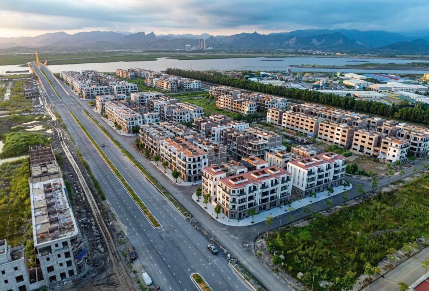Dự án <a style='text-decoration: none;' href='/FLC'>FLC</a> Tropical City Ha Long nhiều năm không ra được sổ đỏ. Quảng Ninh yêu cầu thu hồi nợ thuế tại hai dự án 16 nghìn tỷ đồng của <a style='text-decoration: none;' href='/FLC'>FLC</a> - Ảnh 2.