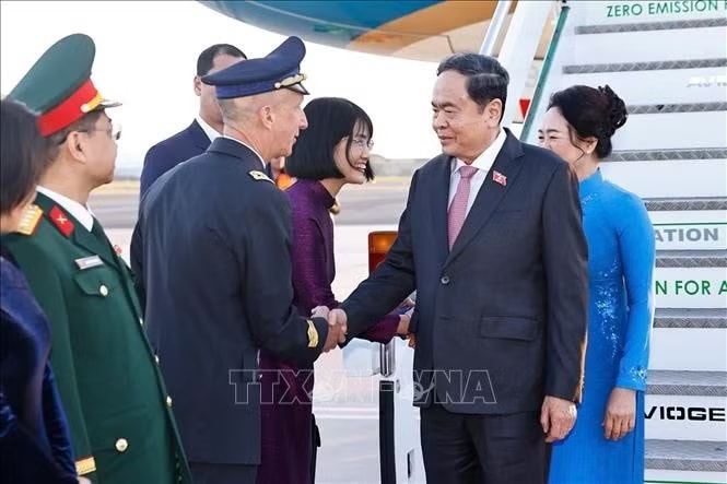 Lễ đón Chủ tịch Quốc hội Trần Thanh Mẫn và Phu nhân tại sân bay Ciampino, thành phố Rome, Cộng hòa Italy. Ảnh: Doãn Tấn/TTXVN Chủ tịch Quốc hội Trần Thanh Mẫn bắt đầu thăm chính thức Cộng hòa Italy - Ảnh 2.
