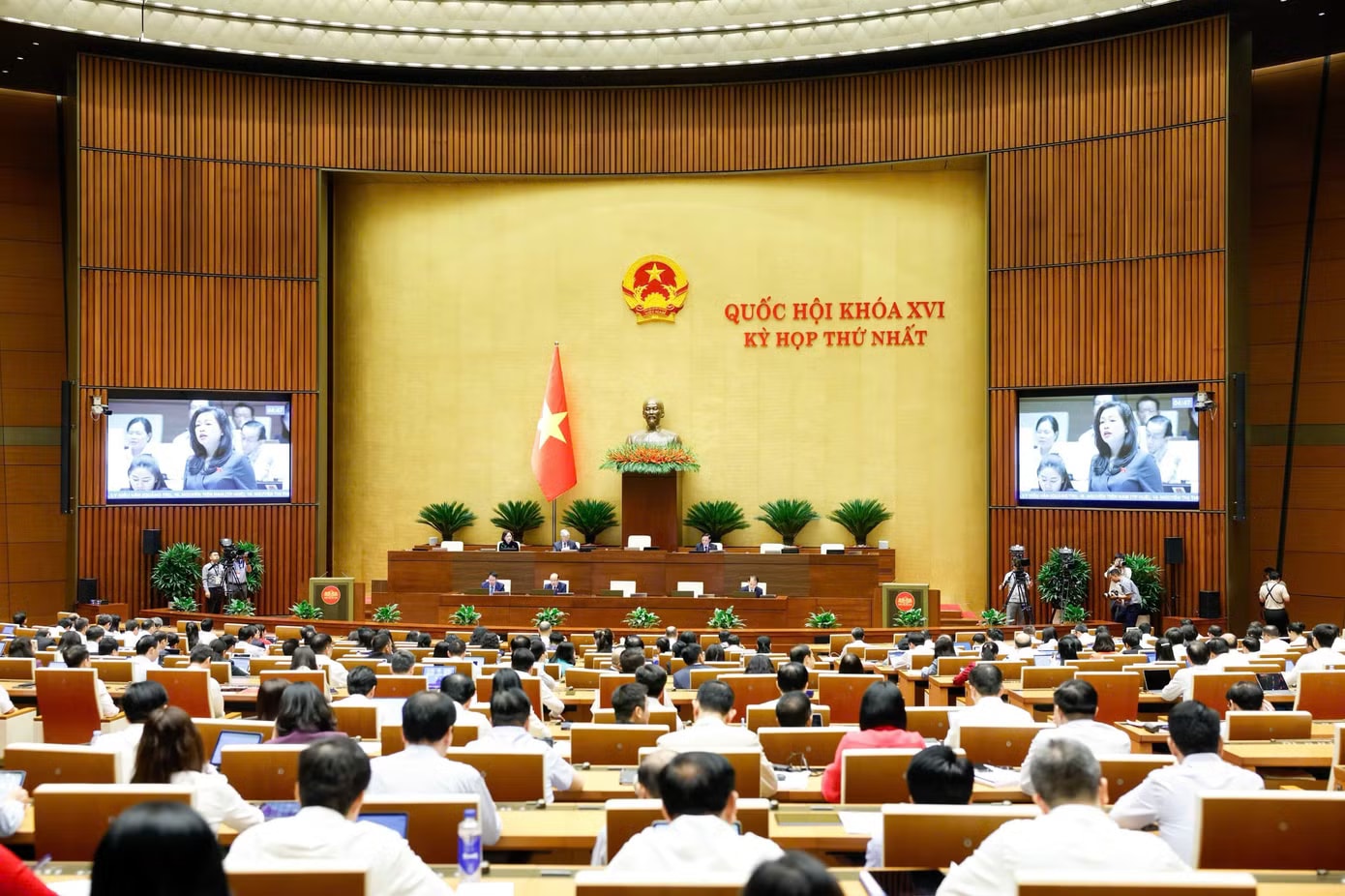 Các đại biểu tại phiên họp. Ảnh: Như Ý Bộ trưởng Tư pháp: Giao dịch bất động sản phải công chứng theo địa hạt để ‘ngăn chặn gian lận’ - Ảnh 2.