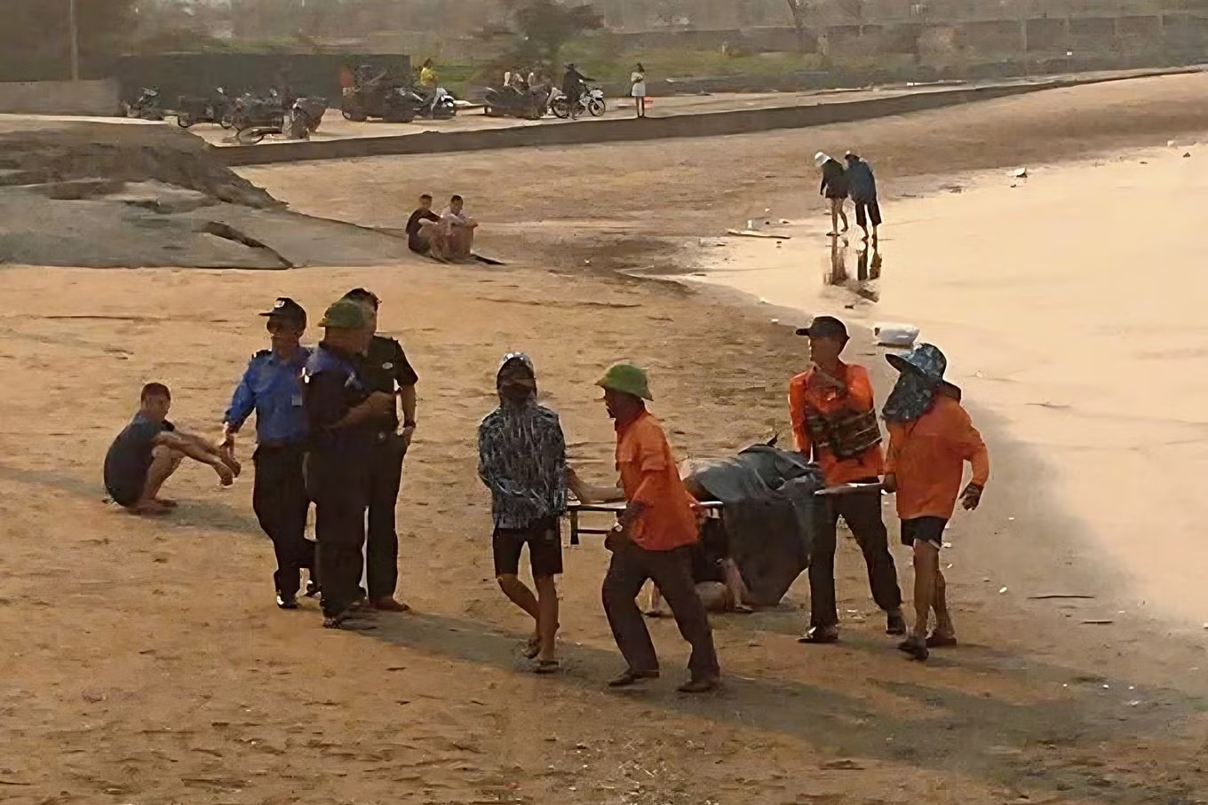 Khu vực xảy ra vụ đuối nước. Lao vào dòng xoáy giữa biển động, nam sinh lớp 10 cứu hai người thoát nạn - Ảnh 1.